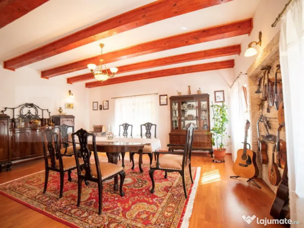 Proprietate deosebită cu panouri fotovoltaice si panouri so