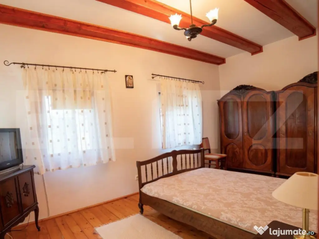 Proprietate deosebită cu panouri fotovoltaice si panouri so