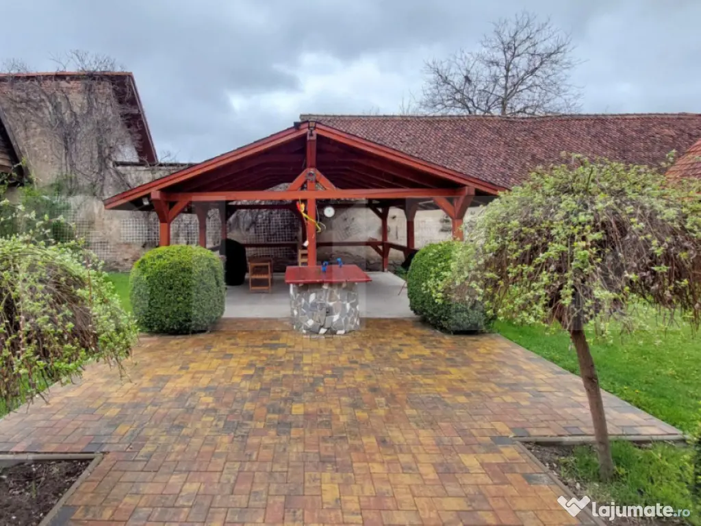 Proprietate deosebită cu panouri fotovoltaice si panouri so