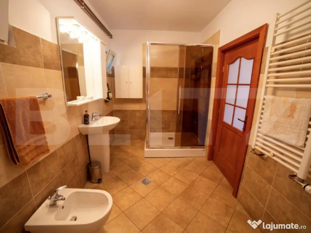 Proprietate deosebită cu panouri fotovoltaice si panouri so