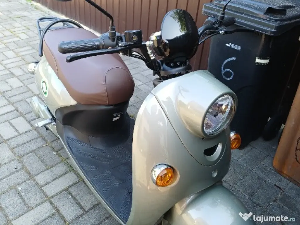 Scuter electric fab. 2025, in garantie.Delimitat. 500 km la bord. 