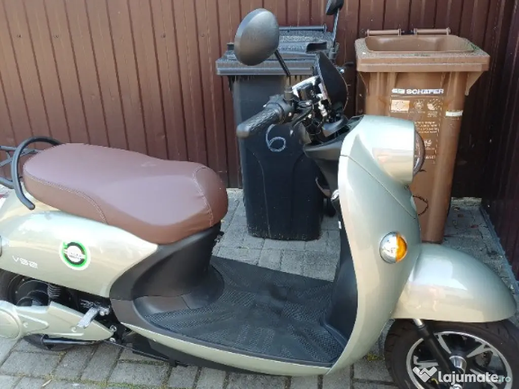 Scuter electric fab. 2025, in garantie.Delimitat. 500 km la bord. 