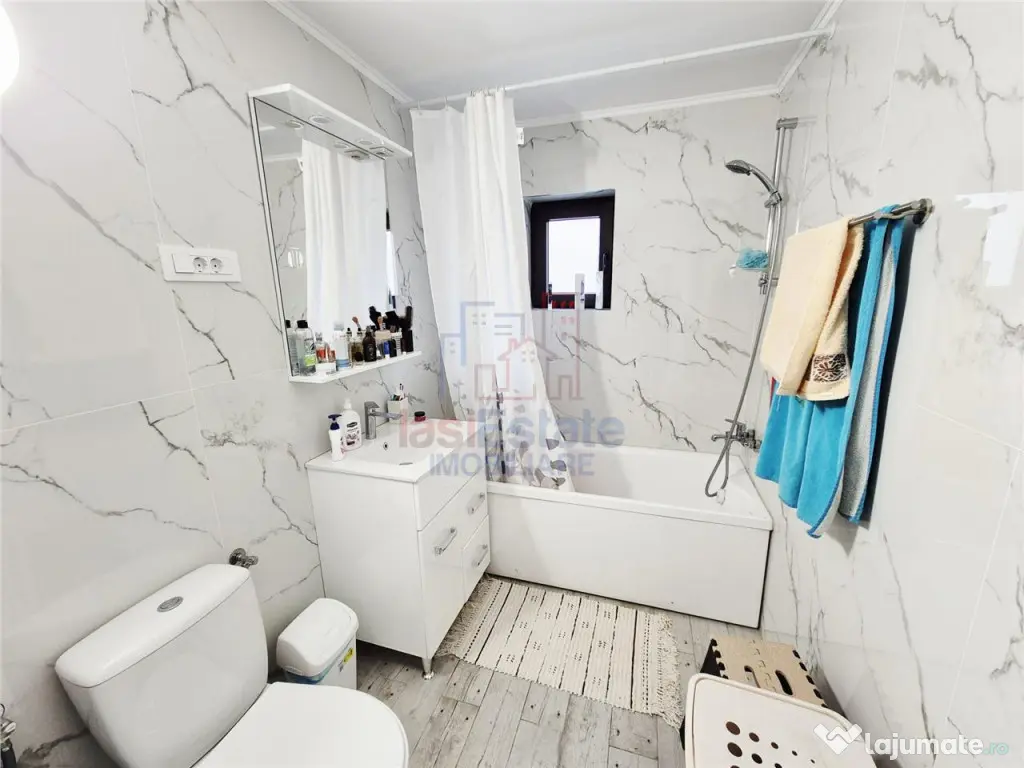 Apartament cu camere decomandat de inchiriat 