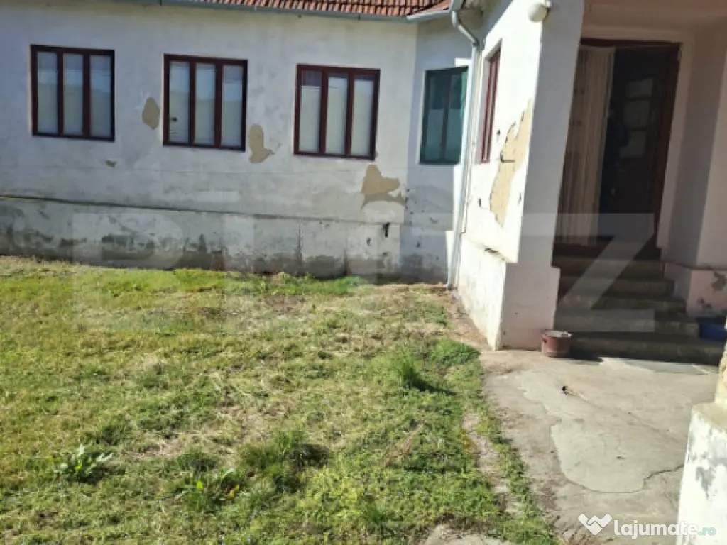 Casă spațioasă la sat SINTESTI, cu 6 camere, curte genero 