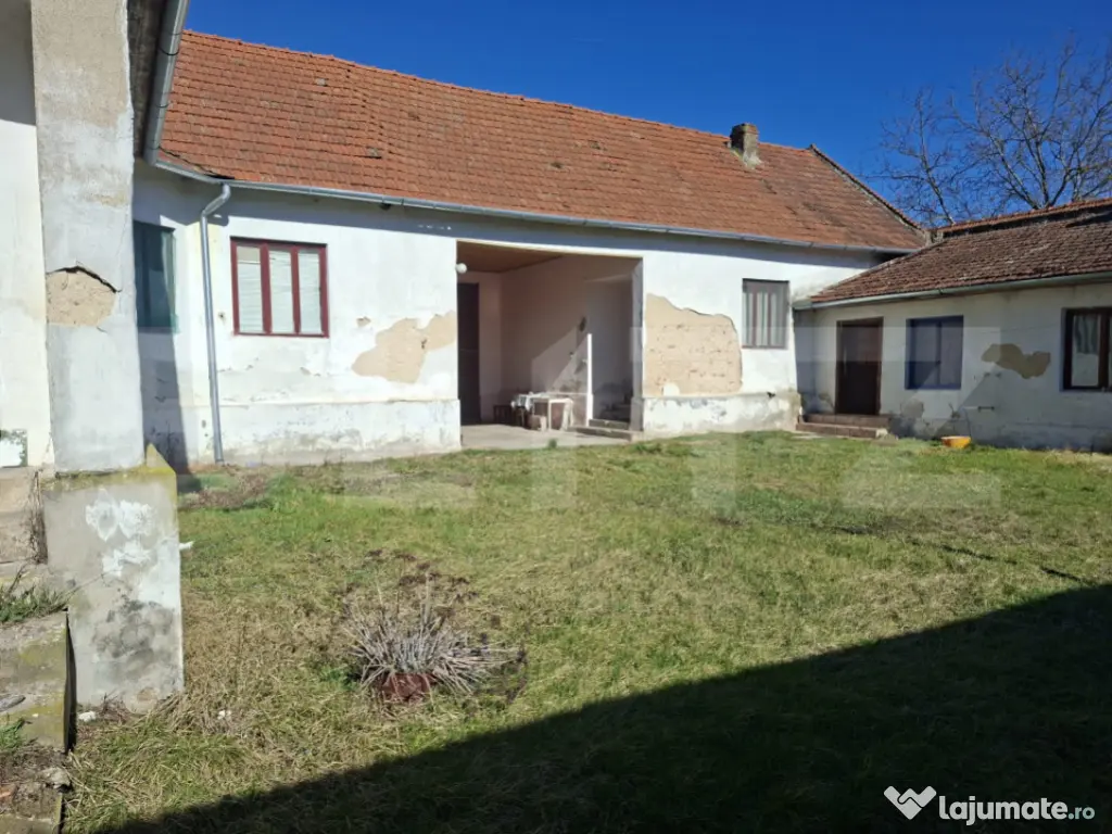 Casă spațioasă la sat SINTESTI, cu 6 camere, curte genero 