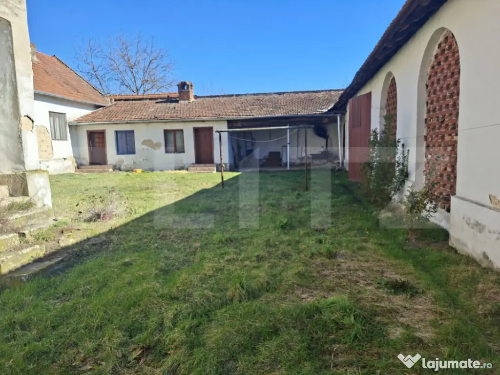 Casă spațioasă la sat SINTESTI, cu 6 camere, curte genero 