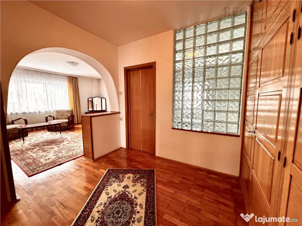 Vila zona Coresi: 1170 mp teren, 6 camere | De