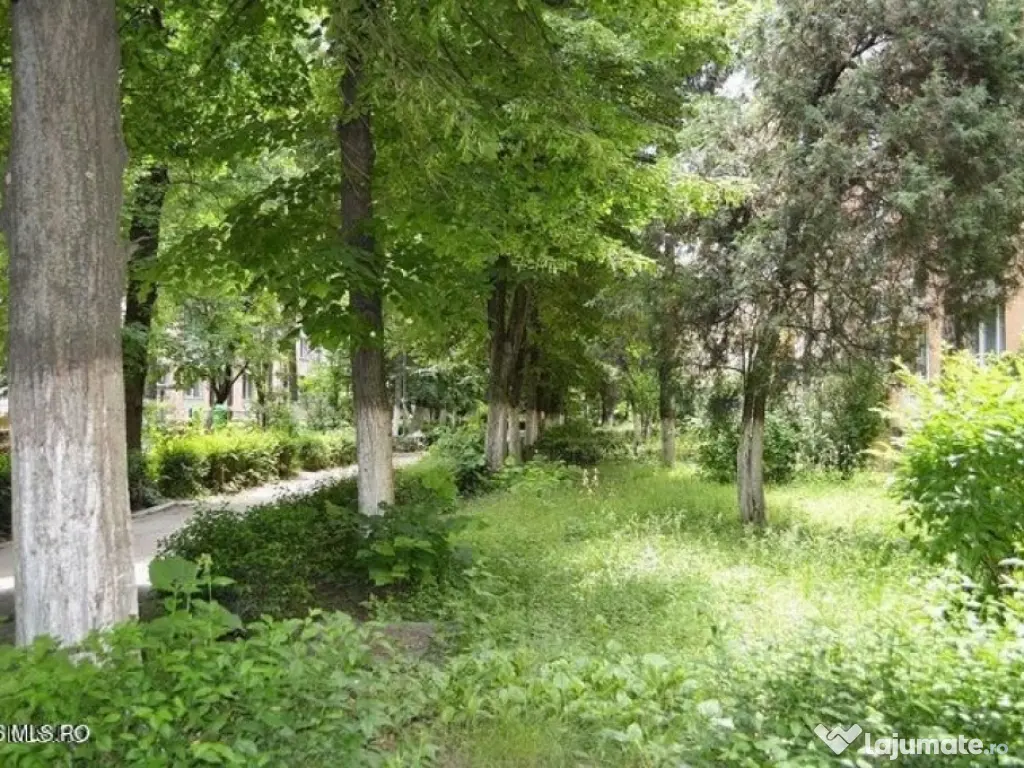 Eremia - Nord, 2 camere, decomandat, etaj 1, mobilat si u... 