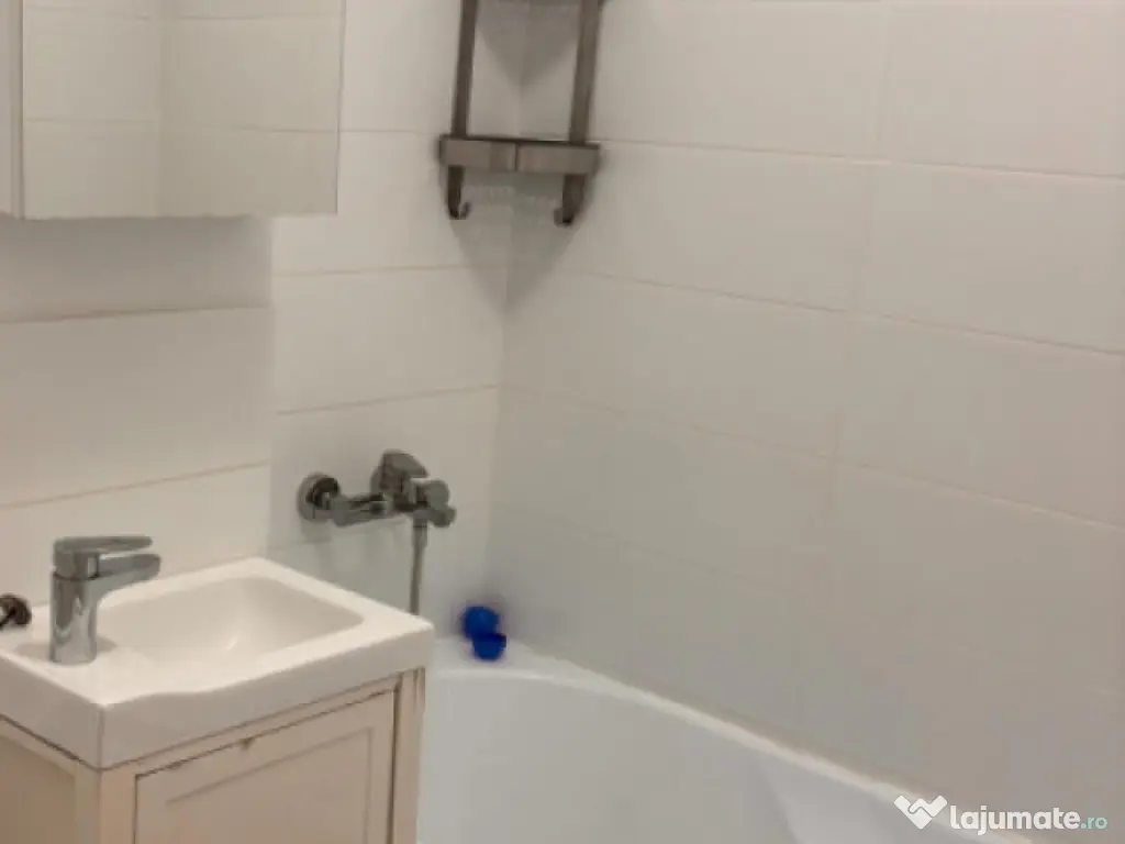 Apartament cu 2 camere decomandat, etaj intermediar, situat 