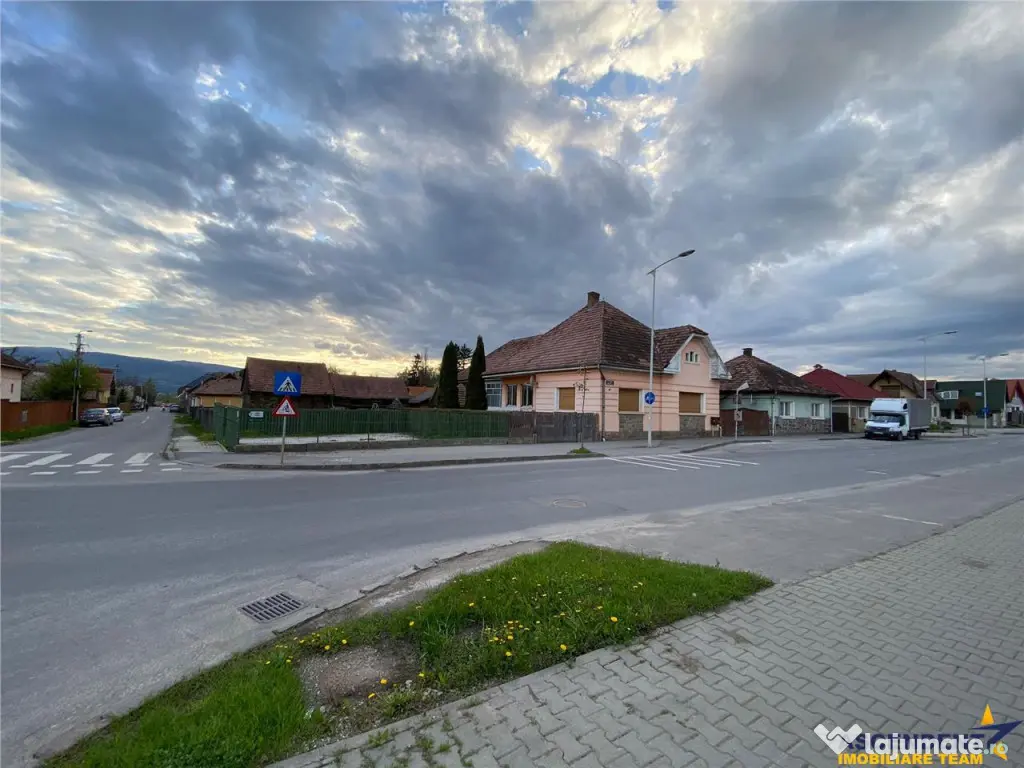 TUR 3D!In areal apreciabil,particulara casa cu 680 mp teren, 