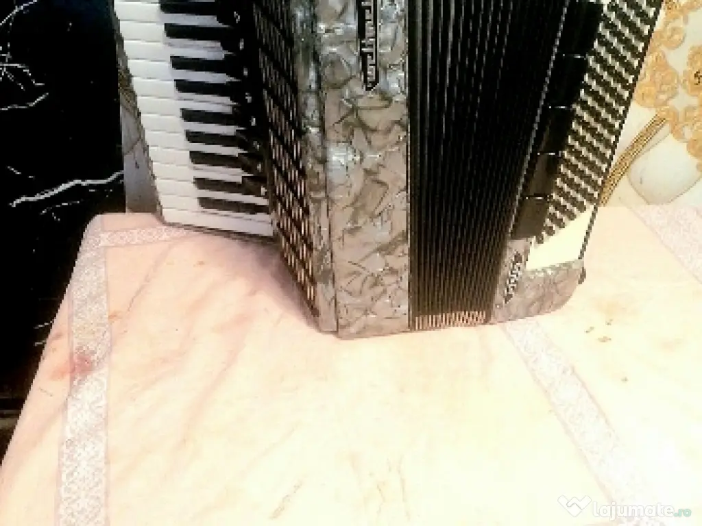 Acordeon Weltmaister și Parrot. 