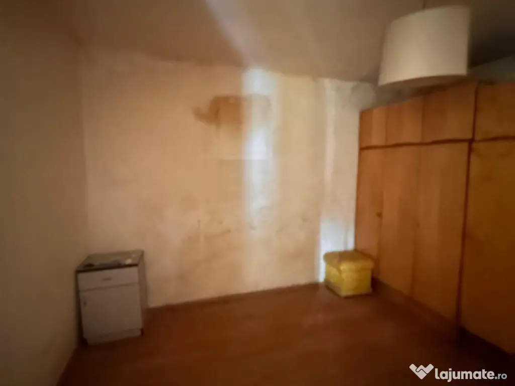 Casa de vanzare, situata in zona Stadion 