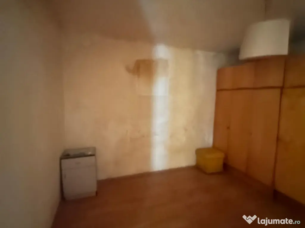 Casa de vanzare, situata in zona Stadion 