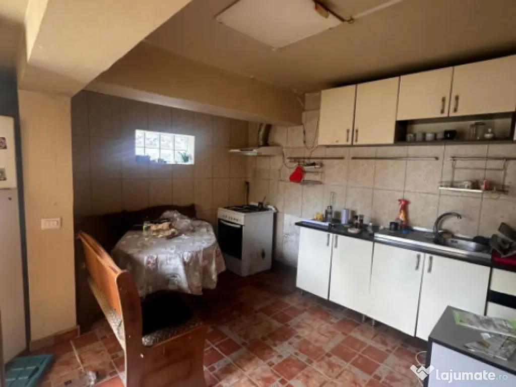 Casa de vanzare, situata in zona Stadion 