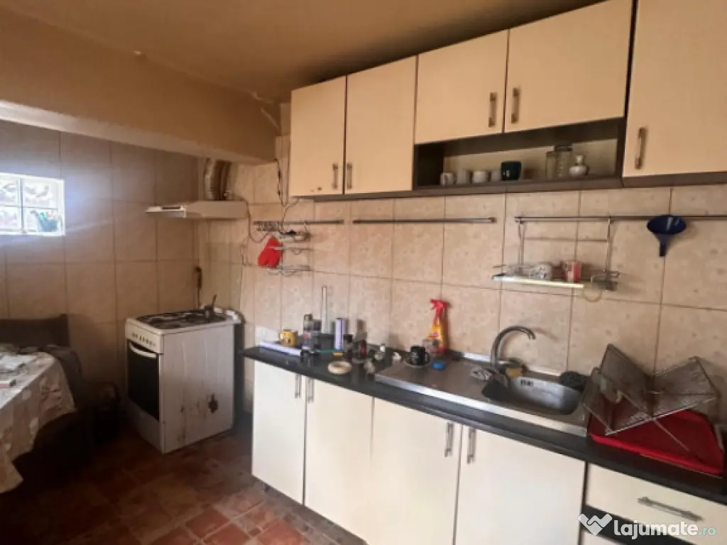 Casa de vanzare, situata in zona Stadion 