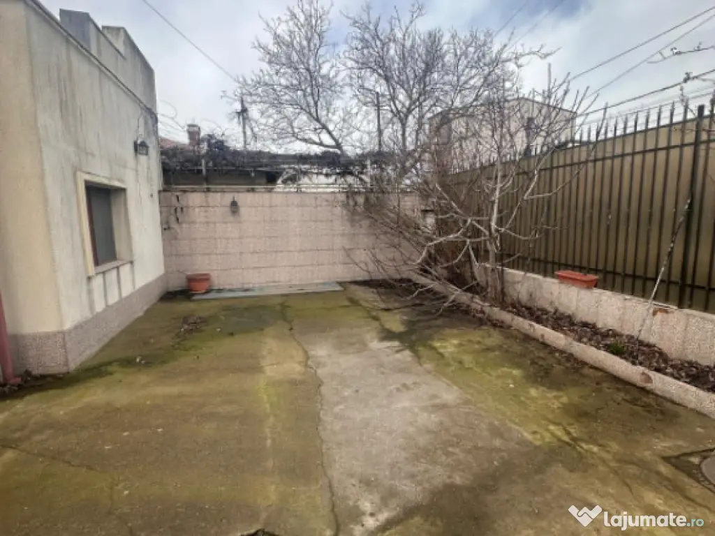 Casa de vanzare, situata in zona Stadion 