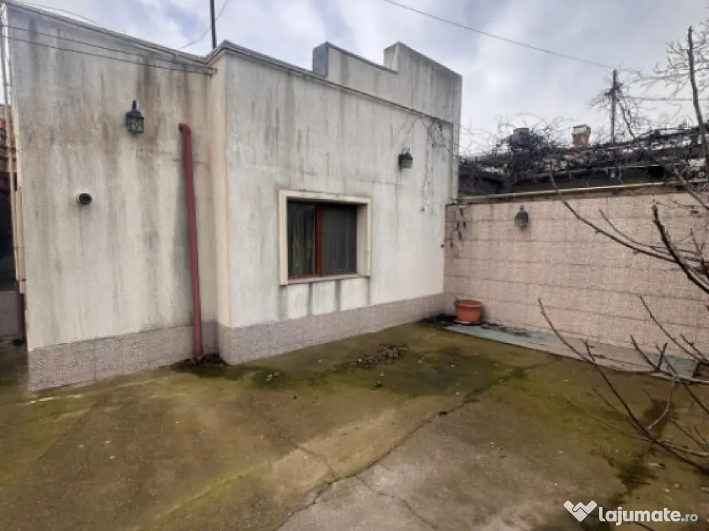 Casa de vanzare, situata in zona Stadion 