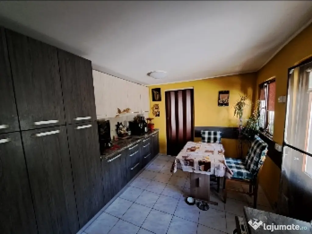 Vand casa din cărămidă central Arad singur în curte cu fundație f.a. de 15 m