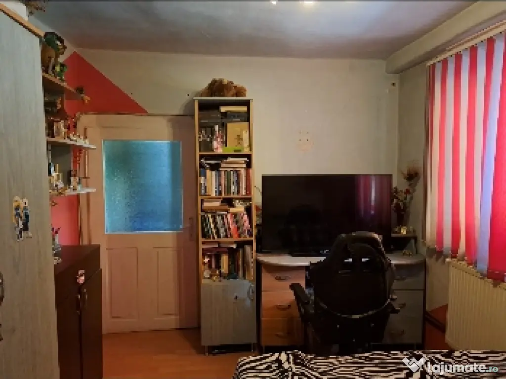 Vand casa din cărămidă central Arad singur în curte cu fundație f.a. de 15 m