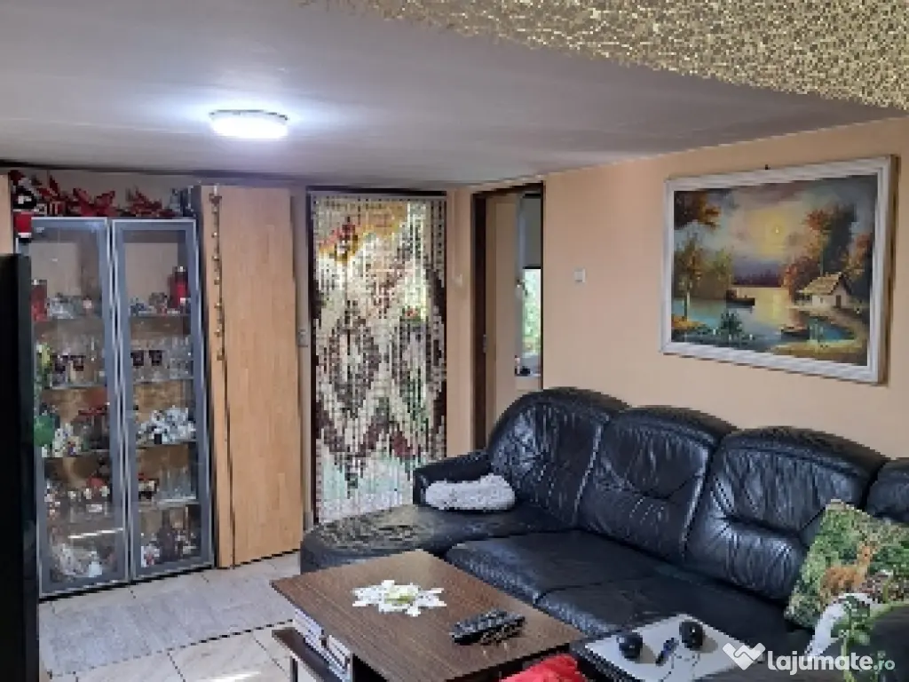 Vand casa din cărămidă central Arad singur în curte cu fundație f.a. de 15 m