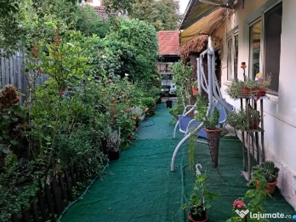 Vand casa din cărămidă central Arad singur în curte cu fundație f.a. de 15 m