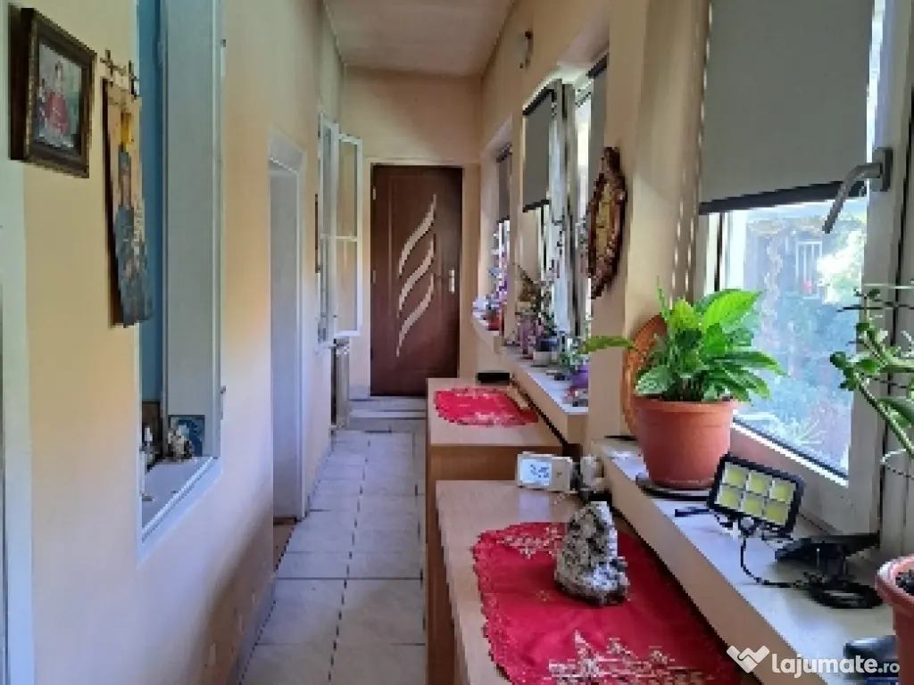 Vand casa din cărămidă central Arad singur în curte cu fundație f.a. de 15 m