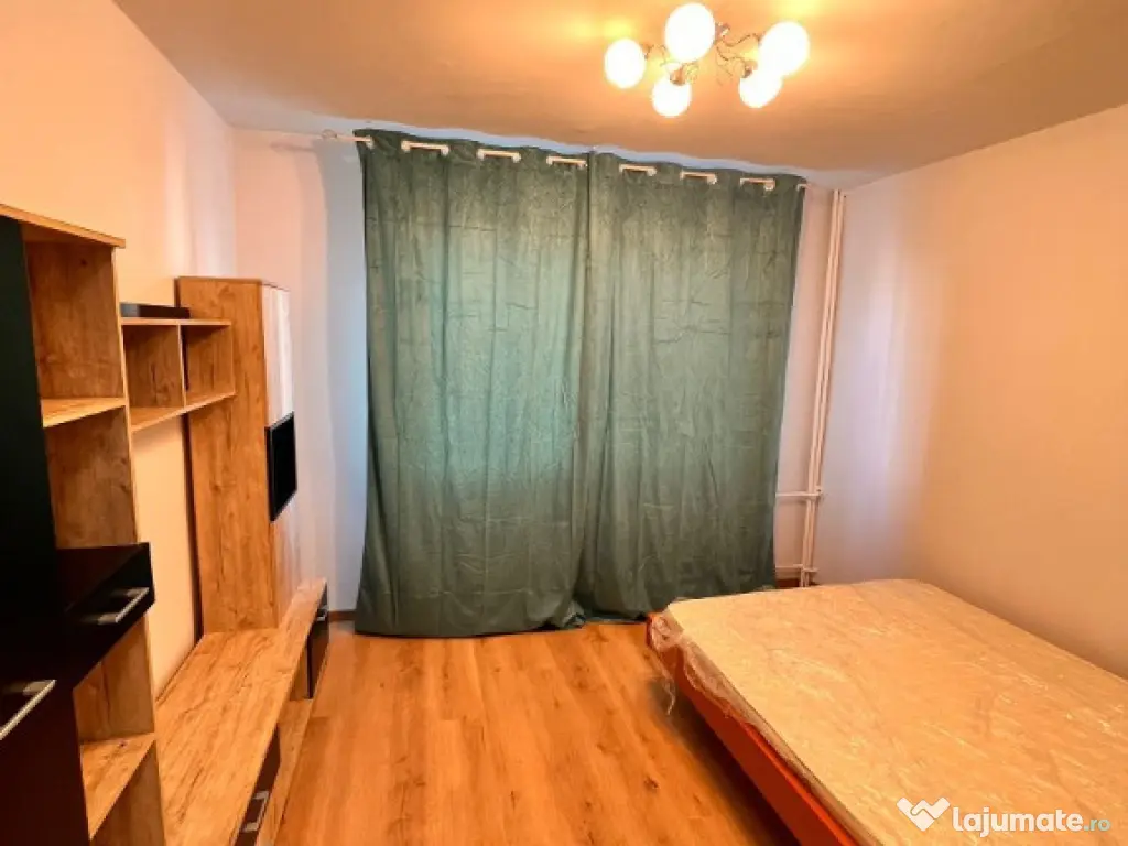 Cameră de cămin cu baie proprie,etaj 2,renovată complet 