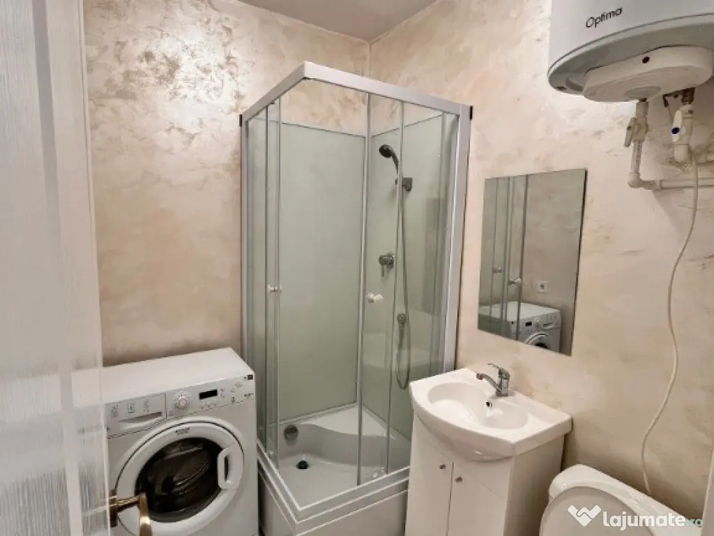 Cameră de cămin cu baie proprie,etaj 2,renovată complet 