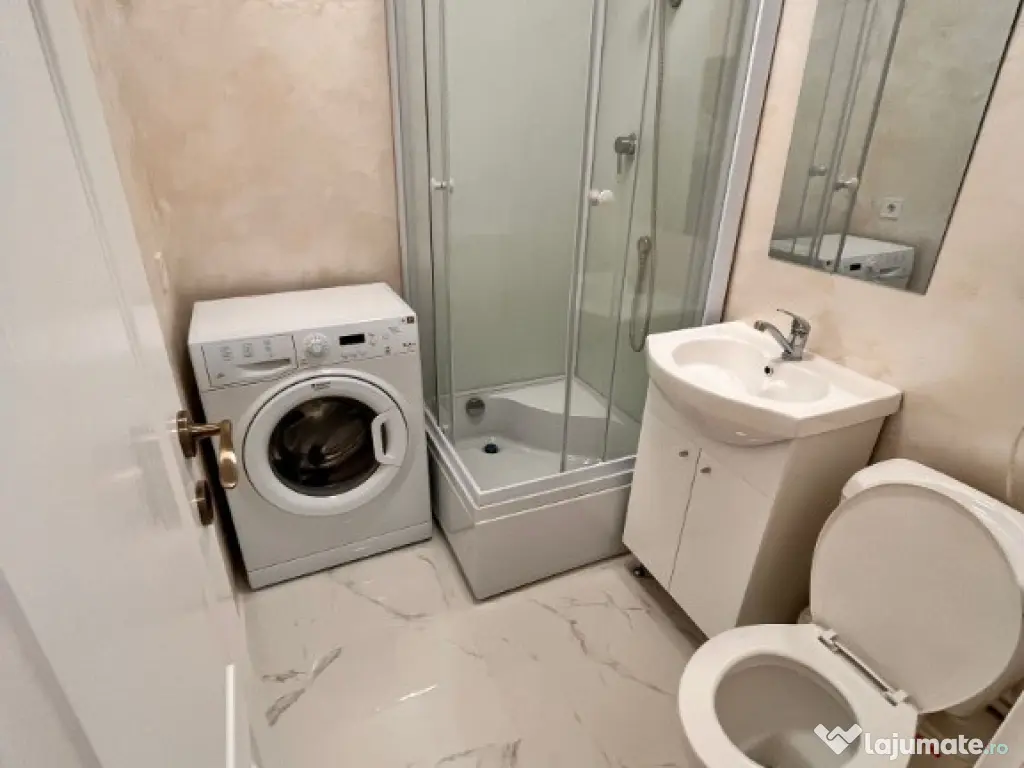 Cameră de cămin cu baie proprie,etaj 2,renovată complet 