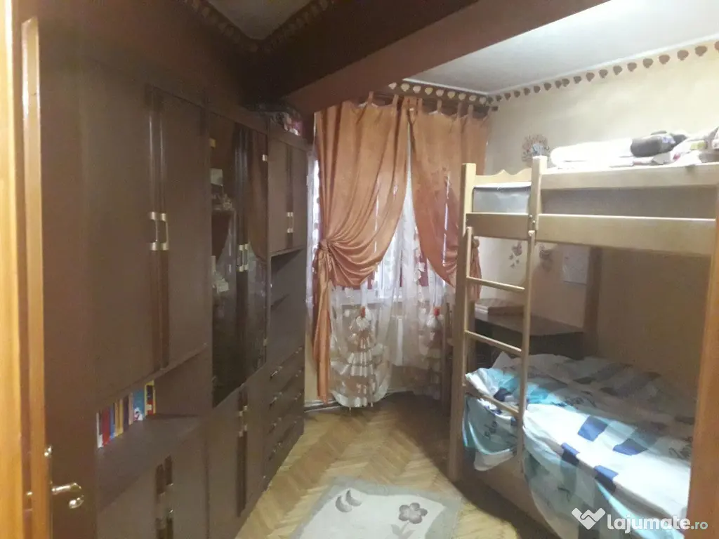 Apartament cu 3 Camere Decomandate pe Zamca 