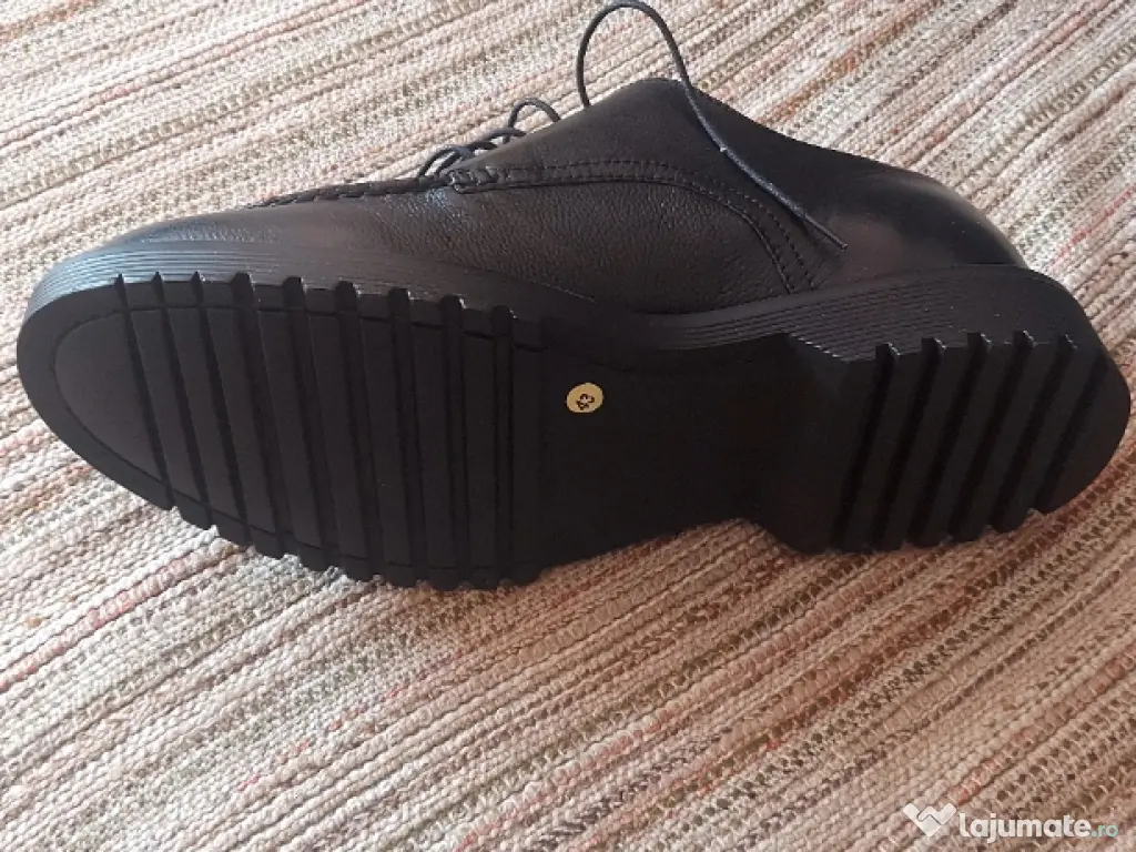 Pantofi noi din piele 