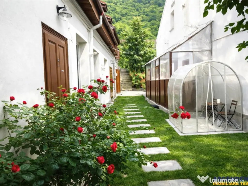 Casa cu 3 apartamente transfer afacere, locuri parcare, Ce 