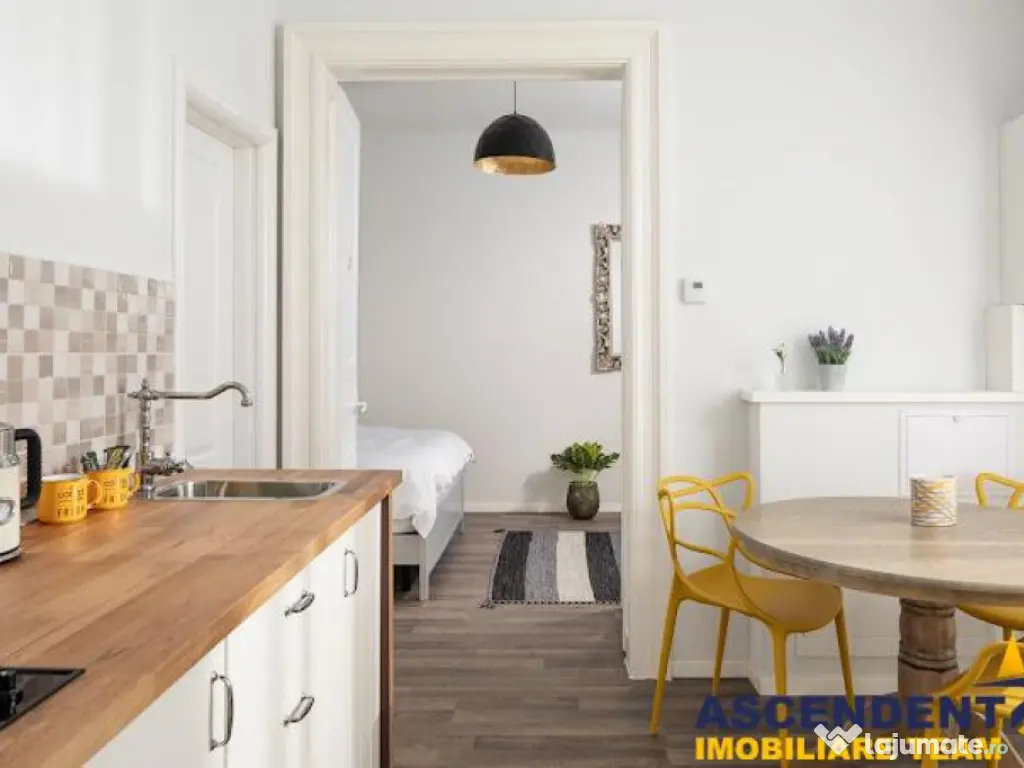 Casa cu 3 apartamente transfer afacere, locuri parcare, Ce 