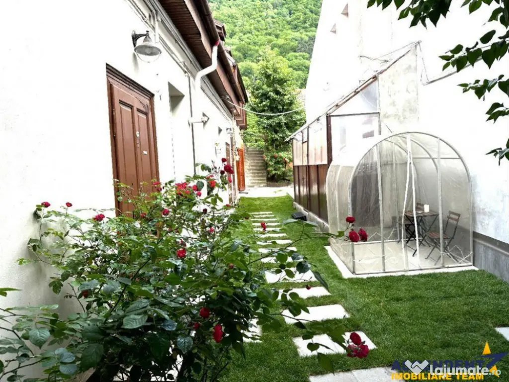 Casa cu 3 apartamente transfer afacere, locuri parcare, Ce 