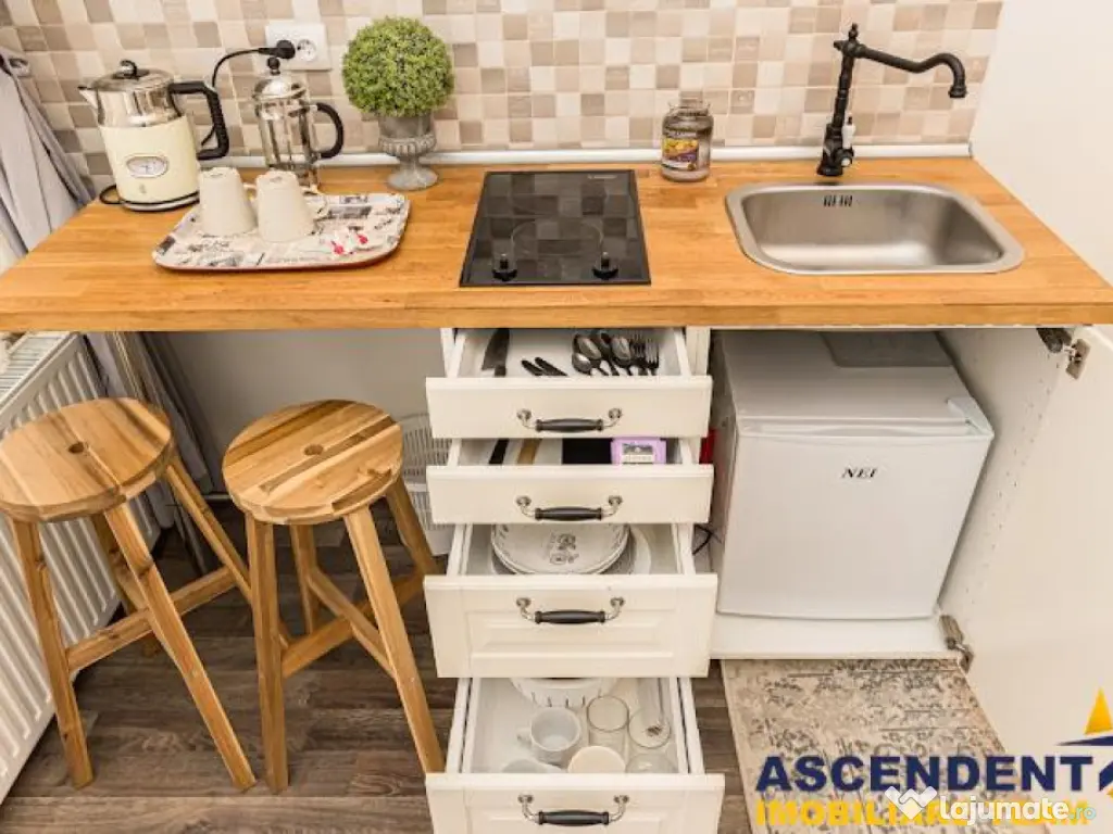 Casa cu 3 apartamente transfer afacere, locuri parcare, Ce 