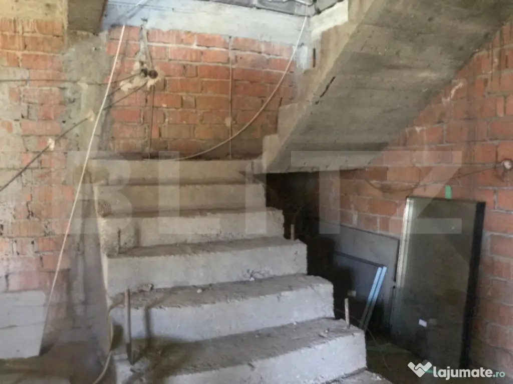 Casă (la rosu), Livadă și Pădure, Teren Generos și Plat