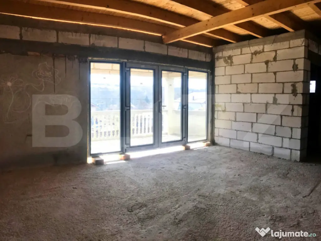 Casă (la rosu), Livadă și Pădure, Teren Generos și Plat