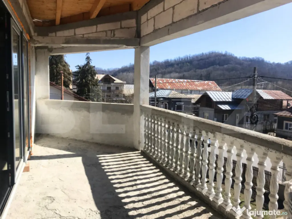 Casă (la rosu), Livadă și Pădure, Teren Generos și Plat