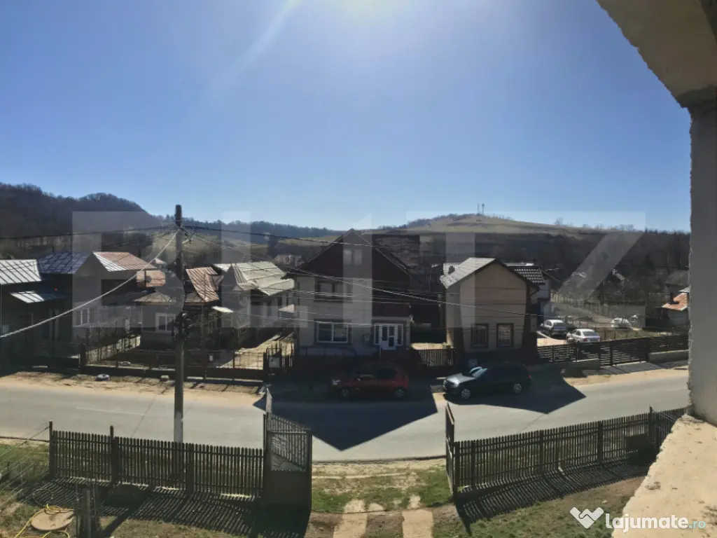 Casă (la rosu), Livadă și Pădure, Teren Generos și Plat