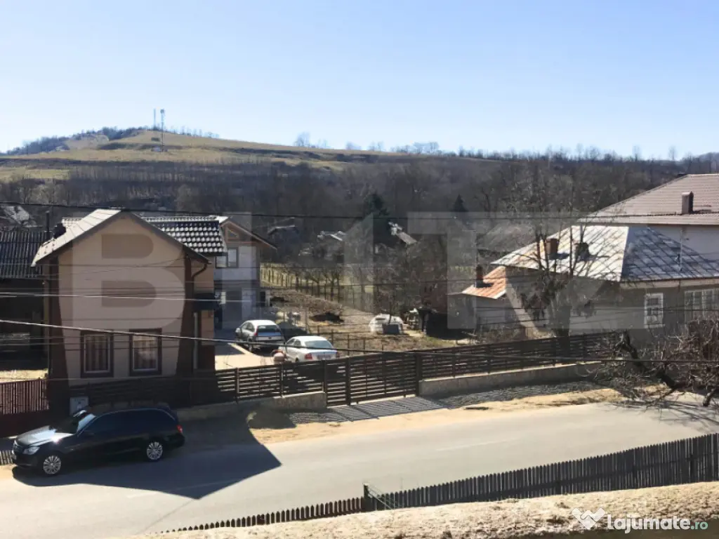 Casă (la rosu), Livadă și Pădure, Teren Generos și Plat