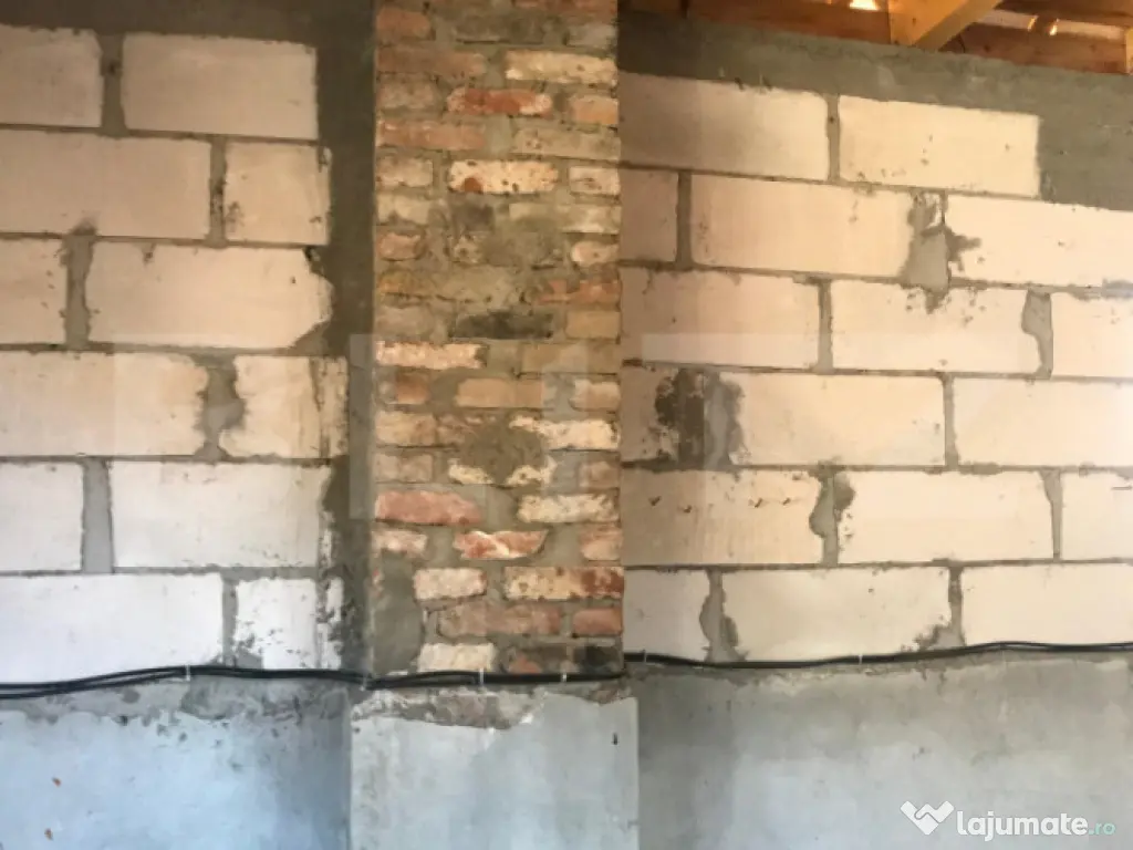 Casă (la rosu), Livadă și Pădure, Teren Generos și Plat