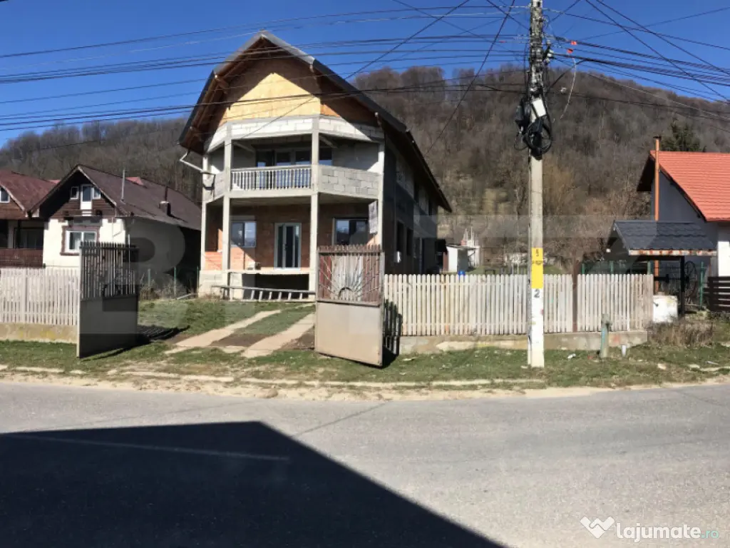 Casă (la rosu), Livadă și Pădure, Teren Generos și Plat