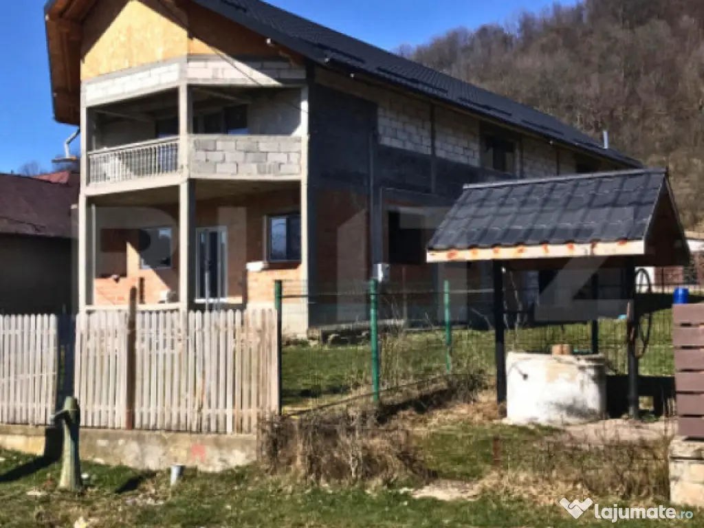 Casă (la rosu), Livadă și Pădure, Teren Generos și Plat