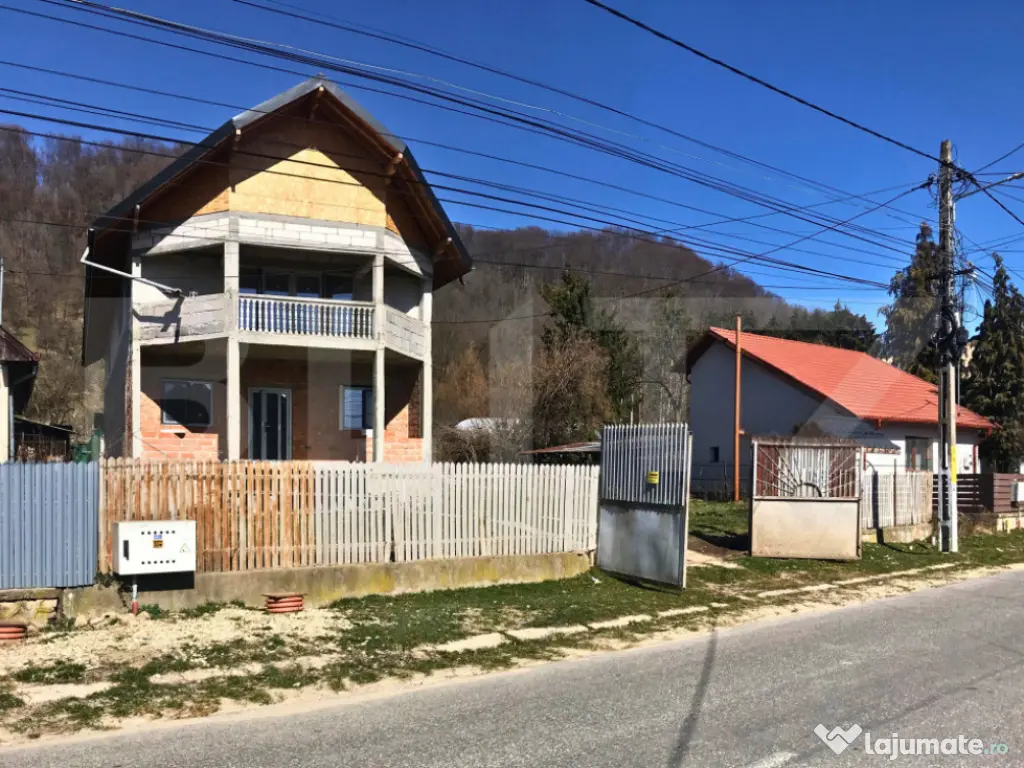 Casă (la rosu), Livadă și Pădure, Teren Generos și Plat