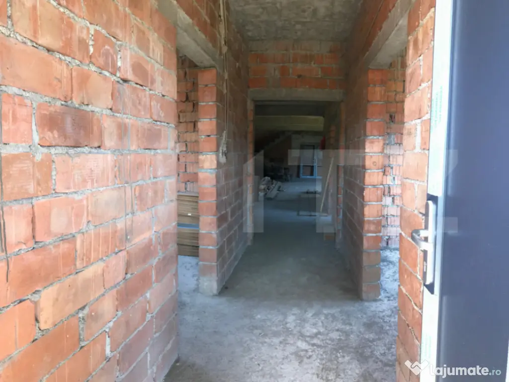 Casă (la rosu), Livadă și Pădure, Teren Generos și Plat