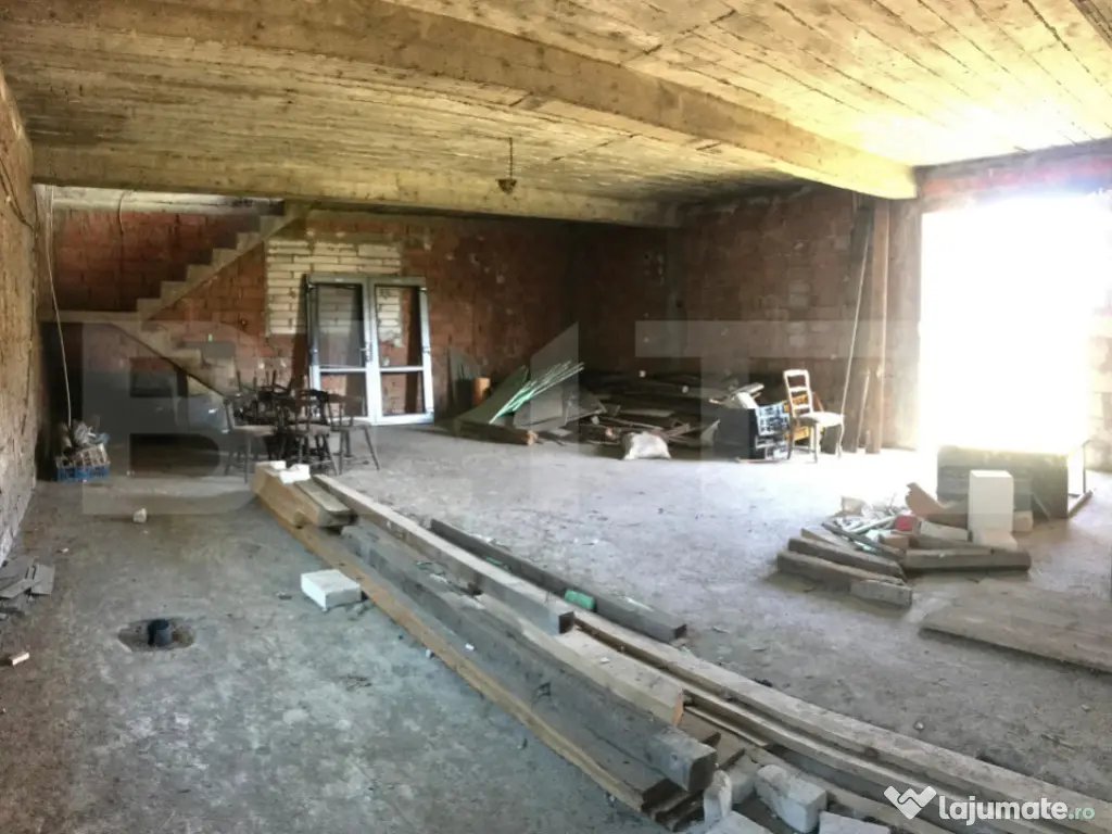 Casă (la rosu), Livadă și Pădure, Teren Generos și Plat