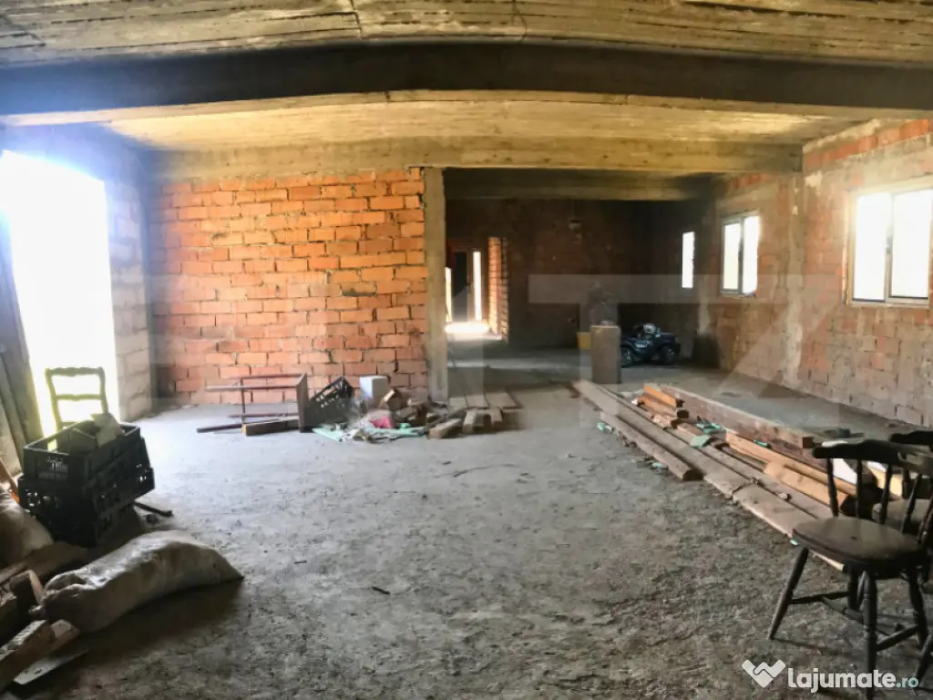 Casă (la rosu), Livadă și Pădure, Teren Generos și Plat