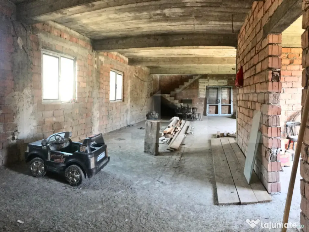 Casă (la rosu), Livadă și Pădure, Teren Generos și Plat