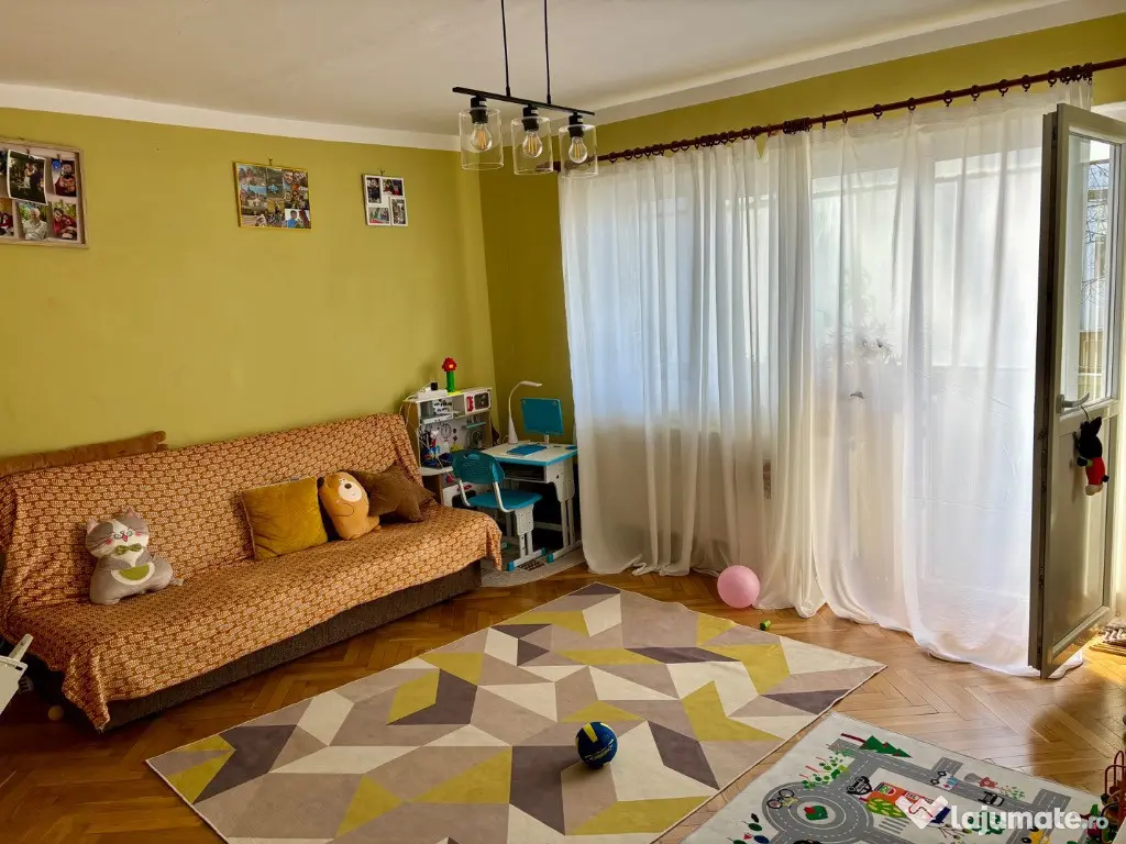 PROPRIETAR vând apartament cu 3 camere decom 65mp renovat recent