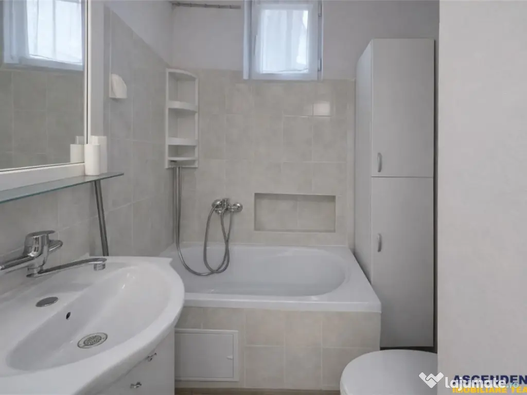 Casuta singura in curte, in Cetatea Medievala a Brasovului 